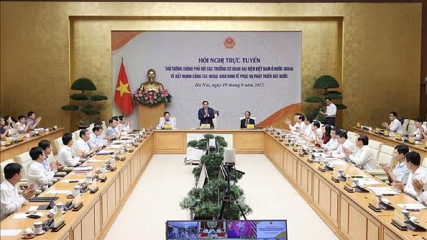 PM chairs teleconference with heads of Vietnamese representative agencies abroad